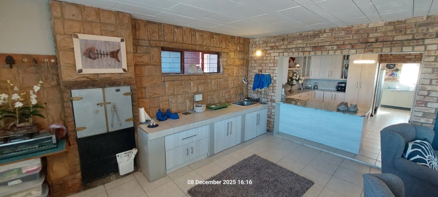 6 Bedroom Property for Sale in Wavecrest Eastern Cape